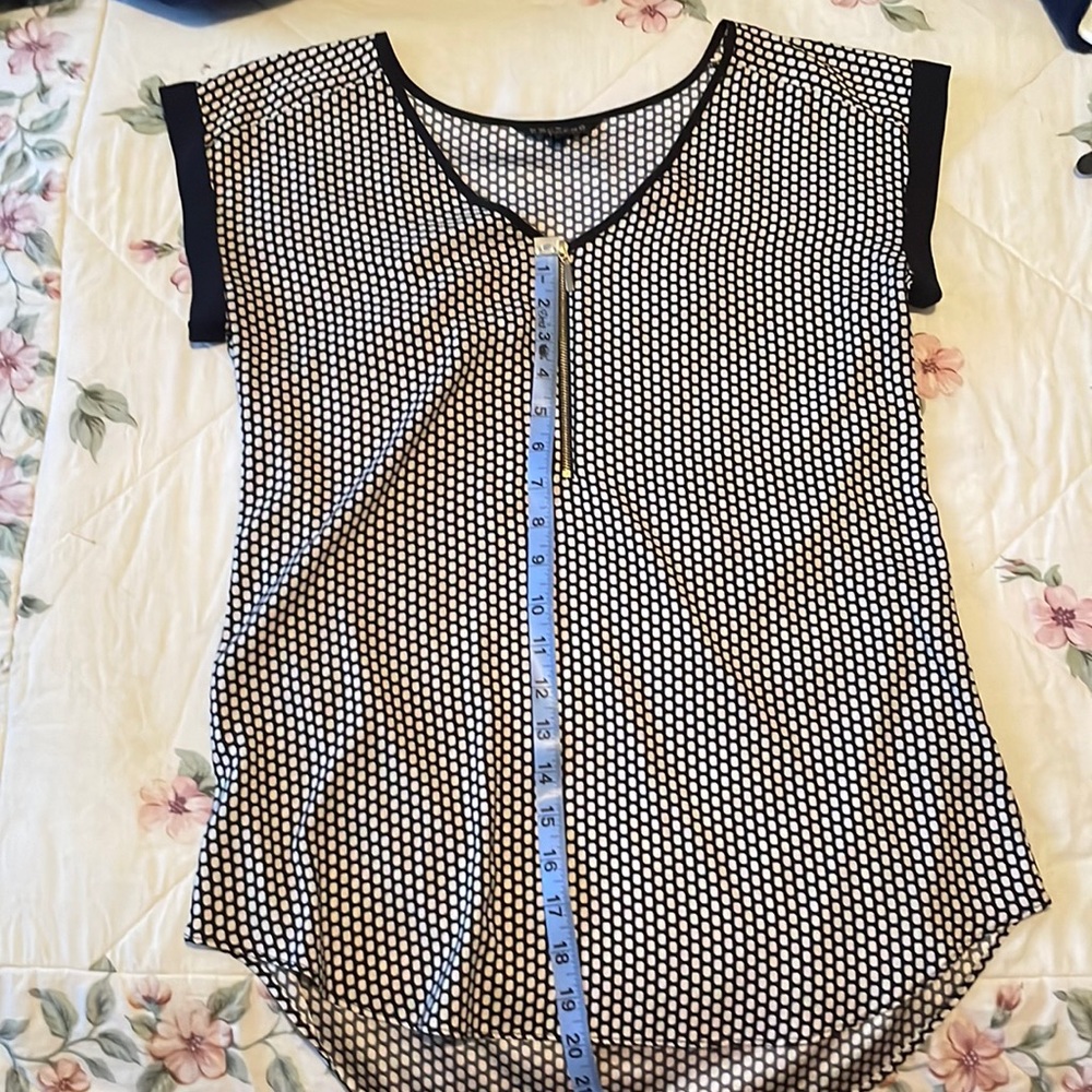 Express Small Front Zipper Top - Picture 2 of 3